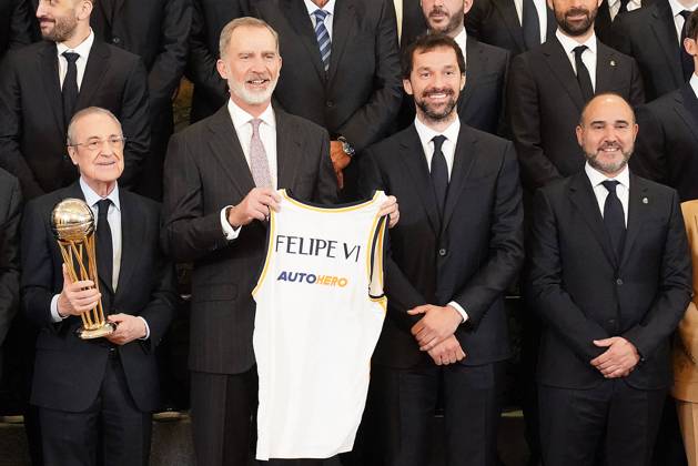 Bilder des Jahres 2024, Entertainment 04 April Entertainment Themen der Woche KW14 König Felipe empfängt die Basketball-Mannschaft von Real Madrid King Felipe VI of Spain with Florentino Perez, Sergio Llull and the coach Chus Mateo during the audience with the members of the Real Madrid basketball team, champion of the 88th edition of the ˜Copa del Rey™. April 3,2024. (20240403274)