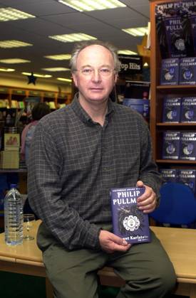 PHILLIP PULLMAN BOOK SIGNING PHILLIP PULLMAN AT THE OTTAKERS BOOKSHOP IN BANBURY TO SIGN COPIES OF HIS NEW BOOK COUNT KARLSTEIN . 16TH NOVEMBER 2002. PICTURES CLA, Credit:Barry Clack Avalon 0543259410