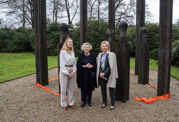 Bilder des Jahres 2024, Entertainment 04 April Entertainment Themen der Woche KW14 BAARN - Princess Beatrix, together with Maya Meijer Bergmans (r) and director of Beelden aan Zee, Brigitta Bloksma (l), unveils the bronze statue The Royal Family in the park of Soestdijk Palace. The group portrait was made in 1996 by sculptor Arthur Spronken and consists of the portraits of Princess Beatrix, Prince Claus and their three sons. ANP JEROEN JUMELET netherlands out - belgium out  Copyright: xx x495169171x originalFilename: 495169171.jpg