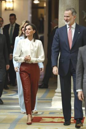 Royals At National Sports Awards - Madrid Queen Letizia and King Felipe on their arrival at the presentation of the National Sports Awards 2022 at the El Pardo Royal Palace, on April 4, 2024, in Madrid (Spain). The National Sports Awards 2022 are convened annually by the Consejo Superior de Deporte (CSD), in order to expressly recognize individuals and entities that, either by their direct activity or personal initiative, or as participants in the development of sports policy, have contributed in an outstanding way to promote or disseminate the physical-sports activity. Photo by Antonio Gutierrez Europa Press ABACAPRESS.COM Madrid Spain  Copyright: xEuropaxPress ABACAx