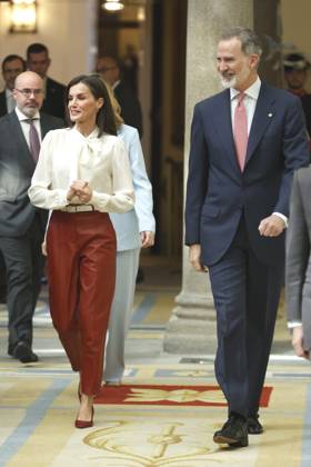 Royals At National Sports Awards - Madrid Queen Letizia and King Felipe on their arrival at the presentation of the National Sports Awards 2022 at the El Pardo Royal Palace, on April 4, 2024, in Madrid (Spain). The National Sports Awards 2022 are convened annually by the Consejo Superior de Deporte (CSD), in order to expressly recognize individuals and entities that, either by their direct activity or personal initiative, or as participants in the development of sports policy, have contributed in an outstanding way to promote or disseminate the physical-sports activity. Photo by Antonio Gutierrez Europa Press ABACAPRESS.COM Madrid Spain  Copyright: xEuropaxPress ABACAx