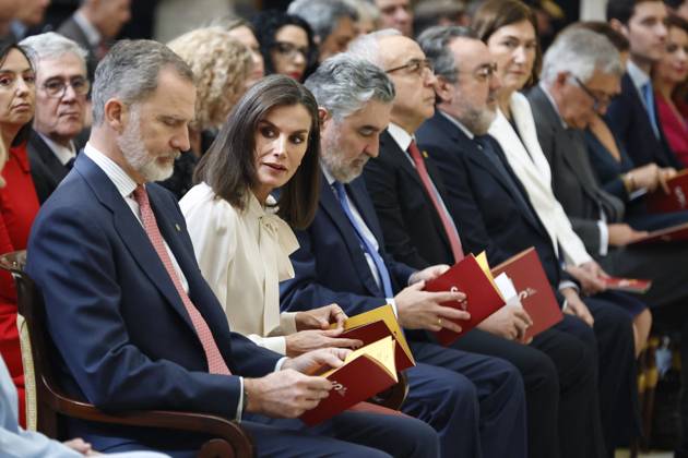 Royals At National Sports Awards - Madrid King Felipe, Queen Letizia and the President of the Consejo Superior de Deportes, JosÃ Manuel Rodriguez Uribes, during the presentation of the National Sports Awards 2022 at the Palacio Real El Pardo, on April 4, 2024, in Madrid (Spain). The National Sports Awards 2022 are convened annually by the Consejo Superior de Deporte (CSD), in order to expressly recognize individuals and entities that, either by their direct activity or personal initiative, or as participants in the development of sports policy, have contributed in an outstanding way to promote or disseminate the physical-sports activity. Photo by Antonio Gutierrez Europa Press ABACAPRESS.COM Madrid Spain  Copyright: xEuropaxPress ABACAx