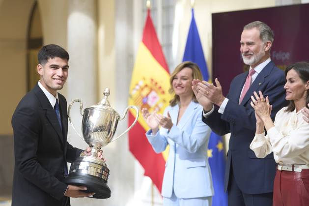 05-04-2024 Madrid Queen Letizia and King Felipe with tennis player Carlos Alcaraz attend the 2022 national sports awards at the El Pardo palace in Madrid. No Spain Â  Copyright: xPPEx