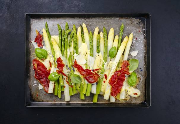 IMAGO Creative: Food, Spargel spargel,speck,parmesan,abendessen,asparagus,spargelsorte,spargelsorten,käse,pamesan,parmesankäse,parmigiano,abendbrot ** asparagus,bacon,parmesan,dinner,asparagus spear,asparagus spears,bacons,parmesans,dinners khh-ib9