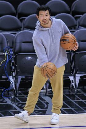 April 4, 2024, Los Angeles, California, USA: Actor Simu Liu shoots baskets on the basketball court on Thursday April 4, 2024 at Crypto.com Arena in Los Angeles, California. ARIANA RUIZ PI Los Angeles U.S - ZUMAp124 20240404_zaa_p124_035 Copyright: xArianaxRuizx