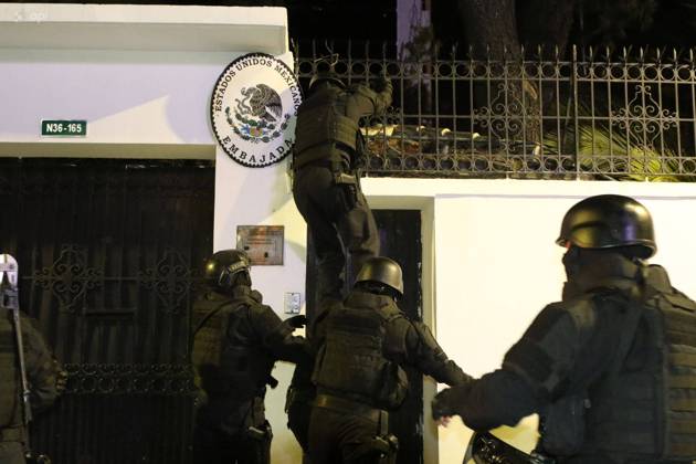 Bilder des Jahres 2024, News 04 April News Themen der Woche KW14 INCURSION-EMBAJADA-MEXICO-GLAS Quito, viernes 5 de abril del 2024 Ingreso de grupos especiales de la Policia a la Embajada de MÃ xico, para la captura del ex Vicepresidente Jorge Glas. Fotos: ALBERTO SUAREZ API Quito Pichincha Ecuador POL-INCURSION-EMBAJADA-MEXICO-GLAS-ad923cd8a8e963f67b72217d3b7d8735 Copyright: xALBERTOxSUAREZx