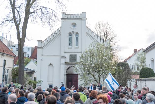 Bilder des Jahres 2024, News 04 April News Themen der Woche KW14 Oldenburg Mahnwache nach einem Brandanschlag auf die Synagoge in Oldenburg am 05.04.2024. Mahnwache nach einem Brandanschlag auf die Synagoge in Oldenburg am 05.04.2024. Im Menschen auf der Kundgebung, im Hintergrund die Synagoge. Am Freitagabend versammelten sich etwa 300 bis 350 zu einer Mahnwache vor der Synagoge in Oldenburg. Gegen Mittag war es dort nach Polizeiangaben zu einem Brandanschlag gekommen. Verletzt wurde niemand, das Feuer konnte schnell gelöscht werden. An der Tuer sind Brandspuren zu sehen. Copyright: xFabianxSteffensx EP_FSS