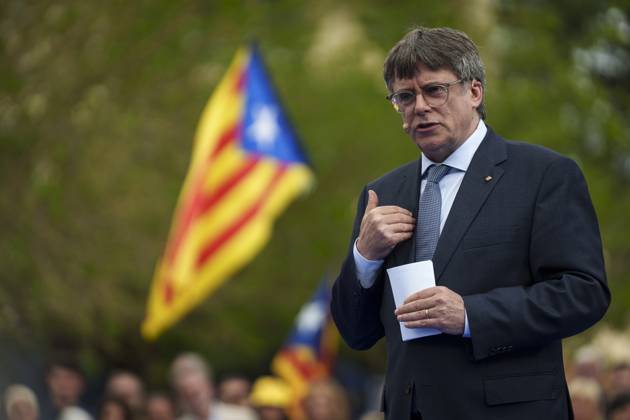 Former Catalan regional President Carles Puigdemont (C), pro-independent JxCat party s leader, attends a party s event to announce that he will run in next Catalan regional election, called on next 12 May, in the town of Elna, southern France, 06 April 2024. A deal struck with Junts Per Cat (JPC) (Together for Catalunya, in Catalonian) allowed Spain s Prime Minister Pedro Sanchez (PSOE) to form a new minority coalition government following an inconclusive election last July. Junts is a group set on achieving independence for the northeastern region of Catalonia and is headed by Carles Puigdemont, who fled Spain after leading an illegal secession bid in 2017, and he will able to come back the country when the so-called Amnesty Law will be pa  Copyright: xDavidxBorratx GRAF3976 20240406-55013283241_1