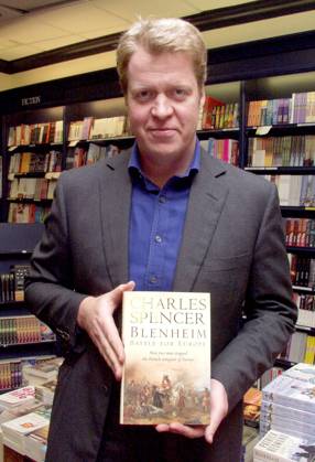 EARL SPENCER AT METHVENS BOOK SHOP IN WINDSOR EARL SPENCER SIGNING COPIES OF HIS NEW BOOK CHARLES SPENCER-BLENHEIM A BATTLE FOR EUROPE HELD AT METHVENS BOOK SHOP IN WINDSOR AS PART OF THE WINDSOR FESTIVAL. 29 SEPTEMBER 2004. PICTURES:, Credit:Geoff Swaine Avalon  Copyright: xGeoffxSwainex xAvalonx 0544735897