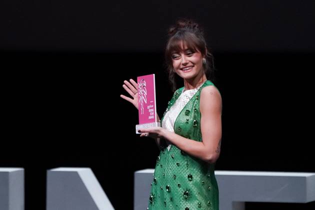 Winner of the Rising Star Award, Ella Purnell CELEBRITES : 7 eme Festival Canneseries - Winner Rising Star Award - Cannes - 06 04 2024 NorbertScanella Panoramic 