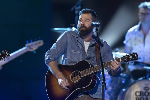 April 5, 2024, Austin, Tx, United States: American country pop singer JORDAN DAVIS performs at a taping of CMT Country Crossroads with band NEEDTOBREATHE in front of the University of Texas Tower on April 5, 2024. Austin United States - ZUMAd150 20240405_znp_d150_016 Copyright: xBobxDaemmrichx