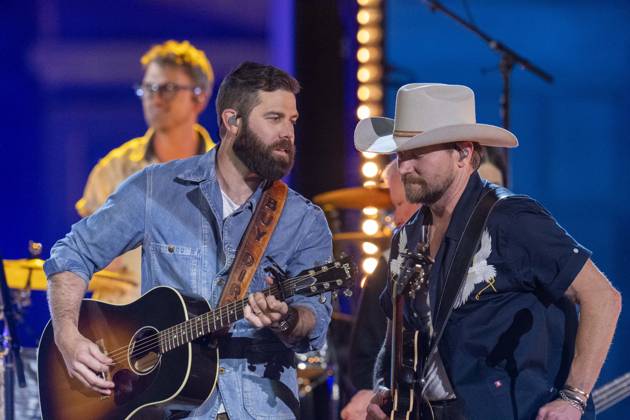 April 5, 2024, Austin, Tx, United States: American country rock band NEEDTOBREATHE with lead singer BEAR RINEHART, r, teams up with country pop singer JORDAN DAVIS performs at a taping of CMT Country Crossroads in front of the University of Texas Tower on April 5, 2024. Austin United States - ZUMAd150 20240405_znp_d150_030 Copyright: xBobxDaemmrichx