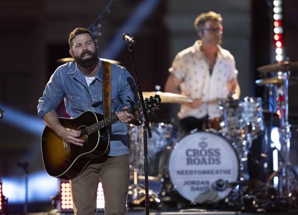 April 5, 2024, Austin, Tx, United States: American country pop singer JORDAN DAVIS performs at a taping of CMT Country Crossroads with band NEEDTOBREATHE in front of the University of Texas Tower on April 5, 2024. Austin United States - ZUMAd150 20240405_znp_d150_032 Copyright: xBobxDaemmrichx