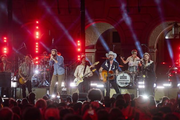 April 5, 2024, Austin, Tx, United States: American country rock band NEEDTOBREATHE with lead singer BEAR RINEHART, r, teams up with country pop singer JORDAN DAVIS, l, to perform at a taping of CMT Country Crossroads in front of the University of Texas Tower on April 5, 2024. At far right is bassist SETH BOLT. Austin United States - ZUMAd150 20240405_znp_d150_034 Copyright: xBobxDaemmrichx