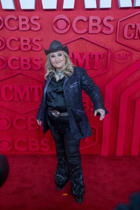 April 7, 2024, Austin, Tx, United States: Singer MELISSA ETHRIDGE poses on the red carpet for photographs prior to the CMT Music Awards show at Austin s Moody Center on April 6, 2024. Austin United States - ZUMAd150 20240407_znp_d150_058 Copyright: xBobxDaemmrichx