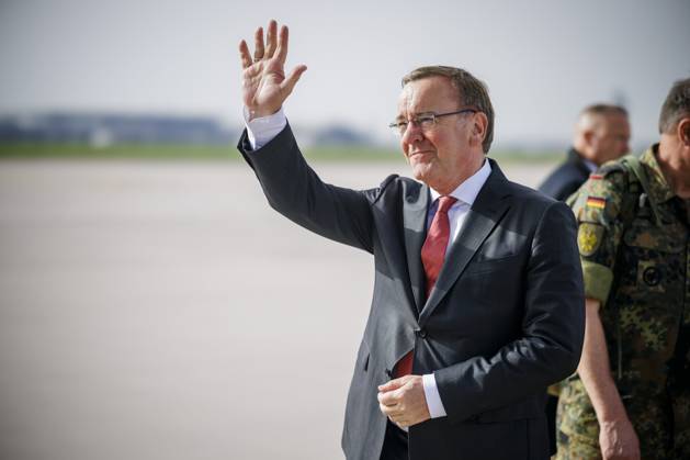 Bundesverteidigungsminister Boris Pistorius, SPD, verabschiedet die rund 20 Soldaten des Vorkommandos der Brigade Litauen auf dem Flughafen BER. Das Vorkommando soll zum vierten Quartal 2024 auf einen Aufstellungsstab von rund 150 Bundeswehrangehâˆöâˆ‚rigen anwachsen. Die Brigade des Heeres wird in Litauen mit dem Namen Panzerbrigade 45 neu aufgestellt. Nach offizieller Indienststellung der Brigade in 2025 sollen die weiteren Kraefte beginnend 2025 verlegen. Bis Ende 2027 soll die Brigade Litauen einsatzbereit sein. Berlin, 08.04.2024. Berlin Deutschland Copyright: xThomasxImoxphotothek.dex