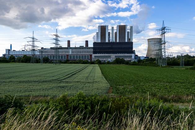 Kraftwerk Weisweiler Weisweiler, Germany. The brauncoal fuelled Kraftwerk Weisweiler Electrical Powerplant is still in active production and being fuelled by it s own brown coal mine on approximately 20 kilometers distance. Am Kraftwerk, Wschweiler Kraftwerk Weisweiler Nordrhein - Westphalen Germany Copyright: xGuidoxKoppesx