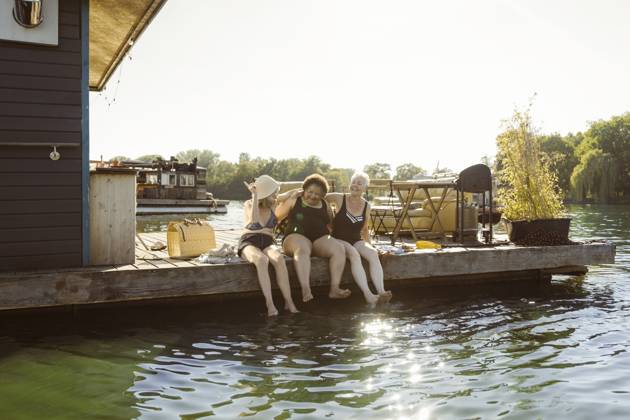 Happy senior female friends enjoying together during vacation on houseboat Germany, Berlin, model released, property released Copyright: xMaskotx , MA108712 MA108712