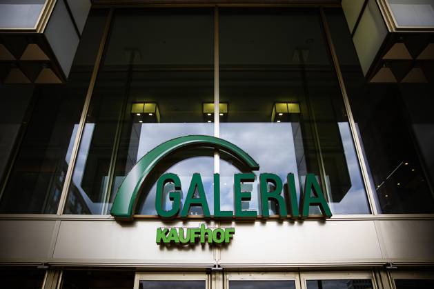 Schriftzug von Galeria Kaufhof an einer Filiale am 10. April 2024 am Alexanderplatz in Berlin. Galeria hat neue Investoren. Richard Baker und Bernd Beetz. Daraufhin sollen 70 der 92 Filialen der Kaufhauskette sollen erhalten bleiben. Galeria Kaufhof in Berlin