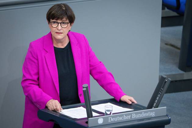 News Bilder des Tages Deutscher Bundestag, 163. Plenarsitzung Saskia Esken (SPD) im Portrait bei ihrer Rede zum Tagesordnungspunkt Bildungsgerechtigkeit bei der 163. Sitzung des Deutschen Bundestag in Berlin, 11.04.2024 Berlin Berlin Deutschland