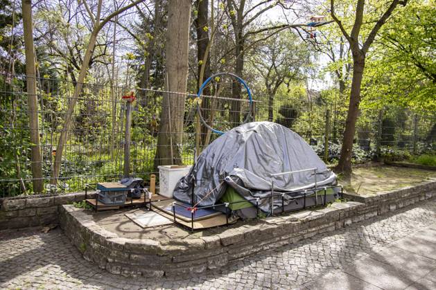 Ein Obdachloser schläft in einem Zelt gestellt auf der Seite vom Gehweg in der Herrmannstrasse in Berlin Neukölln Berlin, am 11. April 2024. Armut in Berlin