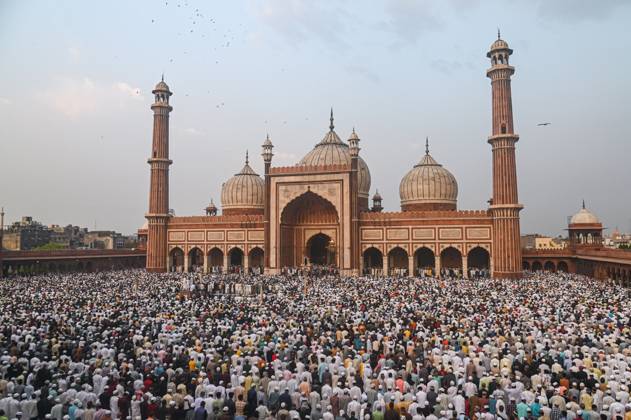 Bilder des Jahres 2024, News 04 April News Themen der Woche KW15 News Bilder des Tages April 11, 2024, New Delhi, Delhi, India: Muslim devotees offer prayers on the occasion of Eid al-Fitr, which marks the end of the holy month of Ramadan, in Jama Masjid, in the old quarters of New Delhi. New Delhi India - ZUMAj168 20240411_zip_j168_001 Copyright: xKabirxJhangianix