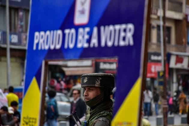 April 13, 2024, Srinagar, India: A paramilitary trooper keeps vigil during an event organised by the District Election Office to raise awareness about voting in India s upcoming general elections in Srinagar. Srinagar India - ZUMAs197 20240413_aaa_s197_003 Copyright: xSaqibxMajeedx