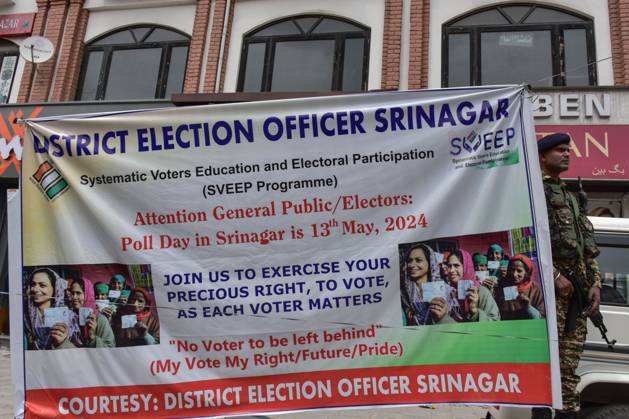 April 13, 2024, Srinagar, India: A paramilitary trooper stands alert during an event organised by the District Election Office to raise awareness about voting in India s upcoming general elections in Srinagar. Srinagar India - ZUMAs197 20240413_aaa_s197_011 Copyright: xSaqibxMajeedx