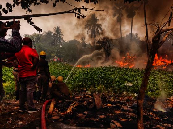Bilder des Jahres 2024, News 04 April News Themen der Woche KW15 News Bilder des Tages India: Major Fire Break Kolkata Dumdum Major fire break Kolkata Dumdum area (chatakol). A fire broke out in Dumdum s North Megh Basti north of Sudhir Shur North during the week. A series of explosion sounds can be turned on. The entire DumDum area is covered in black smoke. Along with that, the sound of explosion is heard from far away. Multiple fire engines reached the spot as soon as the fire was reported. Many cows died. Many people are without homes, many are still missing. Kolkata, Dumdum West Bengal India Copyright: SoumadipxDas