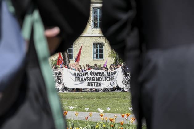 Bilder des Jahres 2024, News 04 April News Themen der Woche KW15 News Bilder des Tages 13.04.2024, Feminismus in die Offensive Demo, München: Anlässlich des rechtskonservativen Marsch für das Leben gingen mehrere tausend Menschen im Gegenprotest gegen jenen Marsch auf die Straße. Unter dem Motto Feminismus in die Offensive forderten sie ein Recht auf Abtreibung und ein Eintreten für das Recht der Selbstbestimmung von Frauen. Bayern Deutschland Feminsmus in die Offensive Demo-11