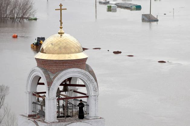 Bilder des Jahres 2024, News 04 April News Themen der Woche KW15 News Bilder des Tages RUSSIA, ORENBURG - APRIL 14, 2024: An Orthodox priest takes a look from a belfry as the Church of Our Lady of the Sign rises over floodwater. The mayor s office reports 7,615 household plots and 3,540 houses flooded as of the morning of April 13. Yegor Aleyev TASS  69091038