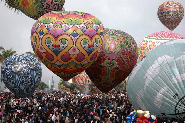 Bilder des Jahres 2024, News 04 April News Themen der Woche KW15 News Bilder des Tages Hot Air Balloon Festival Residents release giant balloons into the air during a traditional hot air balloon festival in Wonosobo, West Java Province, Indonesia, Sunday, April 14 2024. This festival was held to celebrate the end of the holy month of Ramadan and the entry of the Muslim holiday of Eid al-Fitr in Indonesia.  Copyright: xDwixPrasetyax xOpnxImagesx