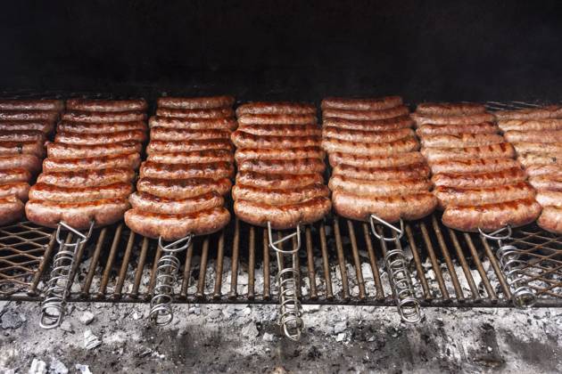 Sausage barbecue for choripans in La Boca, Buenos Aires Buenos Aires, Buenos Aires, Argentina R_GNUJ240416CA-1403862-01