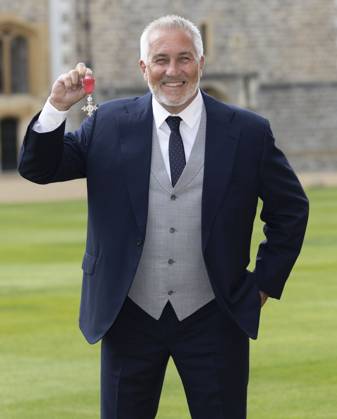 Bilder des Jahres 2024, Entertainment 04 April Entertainment Themen der Woche KW16 Entertainment Bilder des Tages . 17 04 2024. London, United Kingdom. Celebrity chef Paul Hollywood with his MBE after an Investiture at Windsor Castle, United Kingdom.  xStephenxLockx xi-Imagesx IIM-25127-0005
