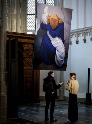 AMSTERDAM - The photo A Palestinian woman embraces the body of her niece by Mohammed Salem is the photo of the year during the announcement of the winners of the World Press Photo in the Nieuwe Kerk in Amsterdam. It is one of the most prestigious awards for photojournalists. ANP ROBIN VAN LONKHUIJSEN netherlands out - belgium out  Copyright: xx x496310355x originalFilename: 496310355.jpg