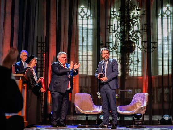 News Bilder des Tages Treaties of Nijmegen Medal 2024 awarded to Bellingcat founder Eliot Higgins in Nijmegen - 18 Apr 2024 Hubert Bruls (L) is seen clapping for Eliot Higgins (R). The Treaties of Nijmegen Medal is a biannual prize awarded to a key international figure or an organization that has made a special contribution in politics, science, economics, or culture to the development and position of Europe, or has contributed to the European peace. This year, Eliot Higgins, the British founder of the international investigative journalism collective Bellingcat received the award for his innovative contribution to peace and human rights. Nijmegen Netherlands Copyright: xAnaxFernandezx xSOPAxImagesx Ana_Fernandez_180424_TreatiesNijmegenMedalEliotHiggins_012
