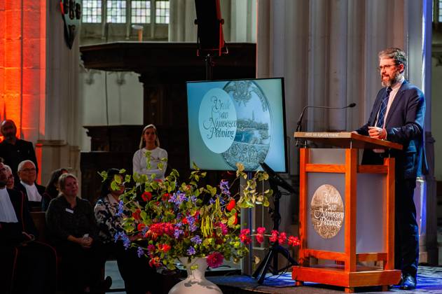 Treaties of Nijmegen Medal 2024 awarded to Bellingcat founder Eliot Higgins in Nijmegen - 18 Apr 2024 Eliot Higgins from Bellingcat is seen thanking for the medal. The Treaties of Nijmegen Medal is a biannual prize awarded to a key international figure or an organization that has made a special contribution in politics, science, economics, or culture to the development and position of Europe, or has contributed to the European peace. This year, Eliot Higgins, the British founder of the international investigative journalism collective Bellingcat received the award for his innovative contribution to peace and human rights. Nijmegen Netherlands Copyright: xAnaxFernandezx xSOPAxImagesx Ana_Fernandez_180424_TreatiesNijmegenMedalEliotHiggins_015