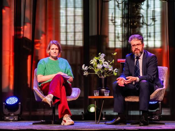 Treaties of Nijmegen Medal 2024 awarded to Bellingcat founder Eliot Higgins in Nijmegen - 18 Apr 2024 Eliot Higgins (R) is seen answering questions from the audience. The Treaties of Nijmegen Medal is a biannual prize awarded to a key international figure or an organization that has made a special contribution in politics, science, economics, or culture to the development and position of Europe, or has contributed to the European peace. This year, Eliot Higgins, the British founder of the international investigative journalism collective Bellingcat received the award for his innovative contribution to peace and human rights. Nijmegen Netherlands Copyright: xAnaxFernandezx xSOPAxImagesx Ana_Fernandez_180424_TreatiesNijmegenMedalEliotHiggins_017