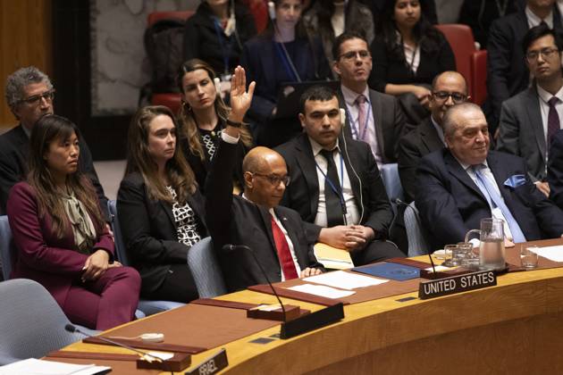 Bilder des Jahres 2024, News 04 April News Themen der Woche KW16 News Bilder des Tages (240418) -- UNITED NATIONS, April 18, 2024 -- U.S. Deputy Permanent Representative to the UN Robert Wood (L, front) votes against a draft resolution that recommends to the 193-member UN General Assembly that the State of Palestine be admitted to membership of the United Nations , at the UN headquarters in New York, on April 18, 2024. The United States on Thursday voted against a Palestinian request for full UN membership at the Security Council. ) UN-SECURITY COUNCIL-PALESTINIAN REQUEST-FULL UN MEMBERSHIP-U.S.-VETO XiexE 