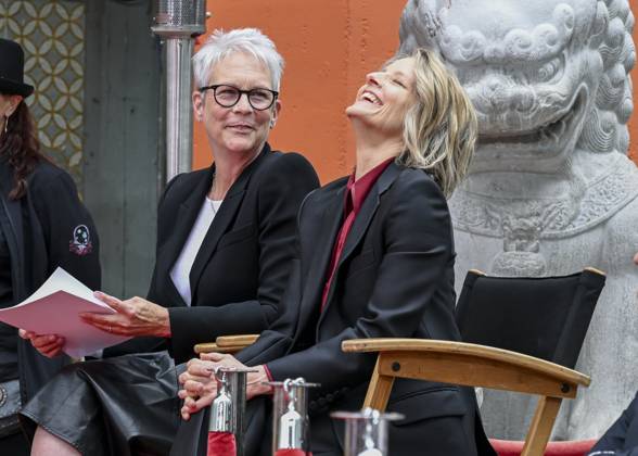Bilder des Jahres 2024, Entertainment 04 April Entertainment Themen der Woche KW16 Entertainment Bilder des Tages April 19, 2024, Hollywood, California, U.S.: Jamie Lee Curtisand and Jodie Foster attend the TCM Hosts Handprint And Footprint Ceremony Honoring Jodie Foster At TCL Chinese Theatre IMAX. Hollywood U.S. - ZUMAb173 20240419_aap_b173_068 Copyright: xBillyxBennightx
