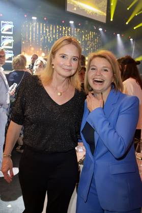 Annette Frier mit Schwester Sabine Frier bei der Verleihung des 24. Radio Regenbogen Award 2024 in der Europa-Park Arena. Rust, 19.04.2024