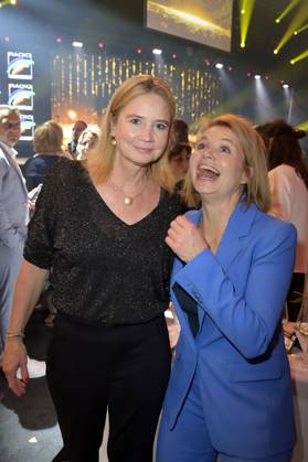 Annette Frier mit Schwester Sabine Frier bei der Verleihung des 24. Radio Regenbogen Award 2024 in der Europa-Park Arena. Rust, 19.04.2024