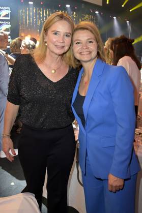 Annette Frier mit Schwester Sabine Frier bei der Verleihung des 24. Radio Regenbogen Award 2024 in der Europa-Park Arena. Rust, 19.04.2024