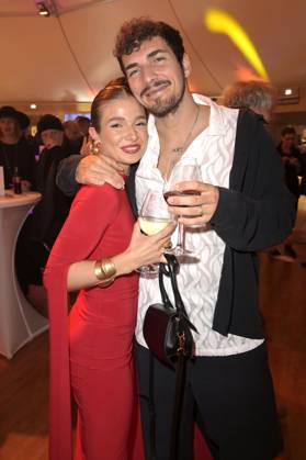 Lola Weippert mit Begleitung bei der Verleihung des 24. Radio Regenbogen Award 2024 in der Europa-Park Arena. Rust, 19.04.2024