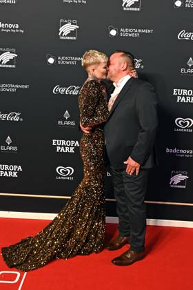 RADIO REGENBOGEN AWARD 2024. Melanie Müller und ihr Lebensgefährte Andreas Kunz anläßlich der Verleihung des Medienpreises aus Baden-Württemberg Radio Regenbogen Award am 19.04.2024 im Europapark Rust. 20240419MWI127455