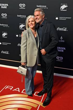 RADIO REGENBOGEN AWARD 2024. Birgit Schrowange und Frank Spothelfer anläßlich der Verleihung des Medienpreises aus Baden-Württemberg Radio Regenbogen Award am 19.04.2024 im Europapark Rust. 20240419MWI127685