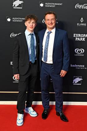 RADIO REGENBOGEN AWARD 2024. Matthias Reinschmidt mit seinem Sohn Felix anläßlich der Verleihung des Medienpreises aus Baden-Württemberg Radio Regenbogen Award am 19.04.2024 im Europapark Rust. 20240419MWI126889