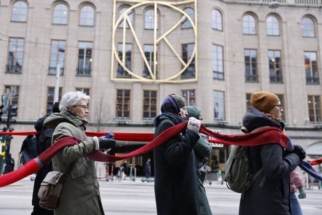 STOCKHOLM 20240421 The Rebel Mothers demonstrate for the 1.5 degree limit by wrapping 4.2 km of red scarves around the Swedish Parliament on April 21, which is Swedens so-called Overshoot Day The action, organized by Extinction Rebellion Sweden, takes through the city from Sergels torg towards the Parliament STOCKHOLM Sweden x12150x  Copyright: xCaisaxRasmussen TTx MANIFESTATION OVERSHOOT DAY SAr6nYDsAQA
