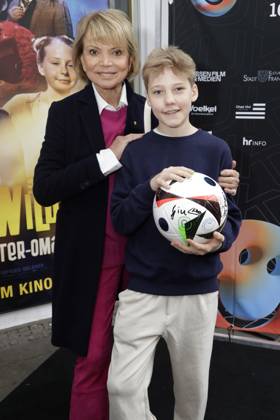 Bilder des Jahres 2024, Entertainment 04 April Entertainment Themen der Woche KW16 Entertainment Bilder des Tages Uschi Glas und Lucas Herzog bei der Premiere des Kinofilms Max und die Wilde 7: Die Geister-Oma auf dem Lichter Filmfest Frankfurt International im Eldorado Filmtheater. Frankfurt., 21.04.2024