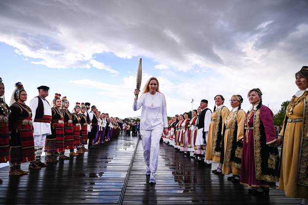 Bilder des Jahres 2024, News 04 April News Themen der Woche KW16 News Bilder des Tages April 21, 2024, Thessaloniki, Greece: Former Greek athlete Anastasia Kelesidou carries a torch with the Olympic Flame at the waterfront of Thessaloniki during a torch relay for the Paris 2024 Olympics. Thessaloniki Greece - ZUMAp191 20240421_zap_p191_005 Copyright: xGiannisxPapanikosx